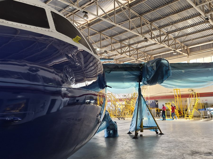 Aeronave ATR recém-pintada no hangar da JF Aviation