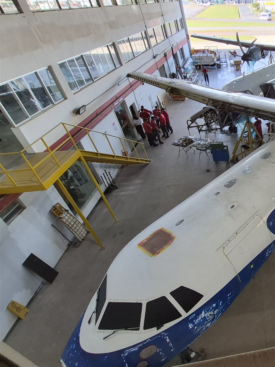 Aeronave ATR em inspeção no hangar da JF Aviation