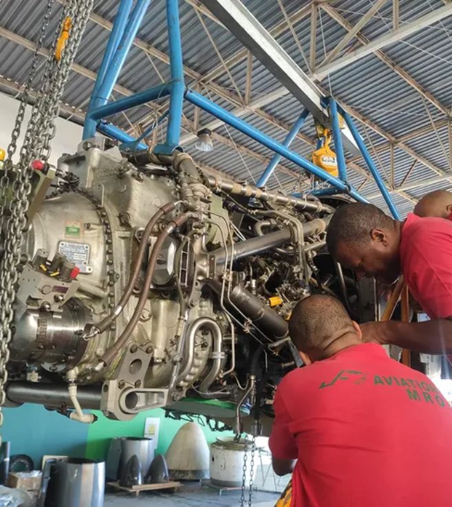 Equipe da JF Aviation realizando manutenção em motor de aeronave